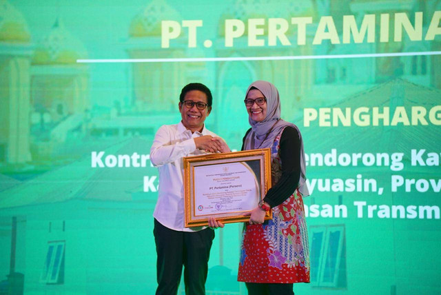 Menteri Desa dan PDTT, Abdul Halim Iskandar memberikan penghargaan ke Pertamina. Foto: Dok. Pertamina