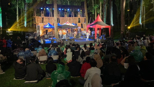 Jazz Gunung Slamet digelar di Bumi Perkemahan Palawi, Wana Wisata Baturaden, Banyumas, Jawa Tengah, pada Sabtu (11/5/2024). Foto: Vincentius Mario/kumparan