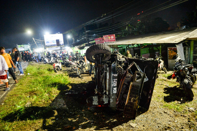 Kondisi sebuah kendaraan yang hancur akibat kecelakaan yang melibatkan bus pariwisata di Desa Palasari, Kecamatan Ciater, Kabupaten Subang, Jawa Barat, Sabtu (11/5/2024). Foto: Raisan Al Farisi/ANTARA FOTO