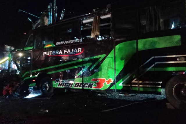 Kondisi bus rombongan SMK yang terlibat kecelakaan di Desa Palasari, Kecamatan Ciater, Kabupaten Subang, Jawa Barat, Sabtu (11/5/2024). Foto: kumparan