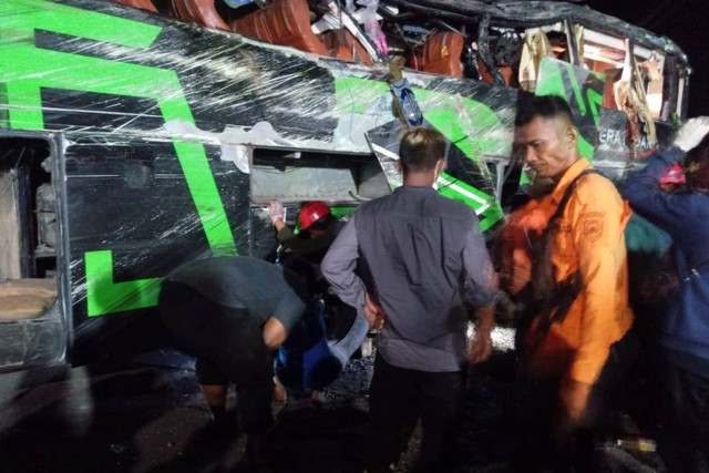 Petugas mengevakuasi bus rombongan SMK yang terlibat kecelakaan di Desa Palasari, Kecamatan Ciater, Kabupaten Subang, Jawa Barat, Sabtu (11/5/2024). Foto: kumparan