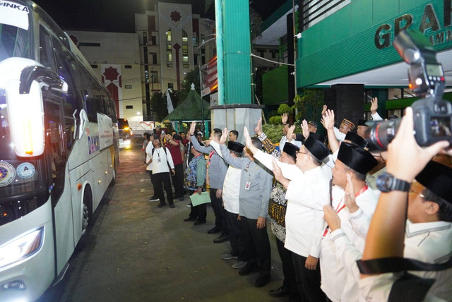 Pelepasan jemaah haji kloter I Embarkasi Surabaya. Foto: Humas Kemenag Jatim