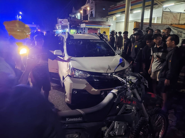 Mobil Xenia putih dirusak massa di Kelurahan Patrang, Kecamatan Patrang, Jember diduga karena menabrak dan seret motor polisi sejauh 3 km, Sabtu (11/5/2024) malam.  Foto: Dok. Istimewa