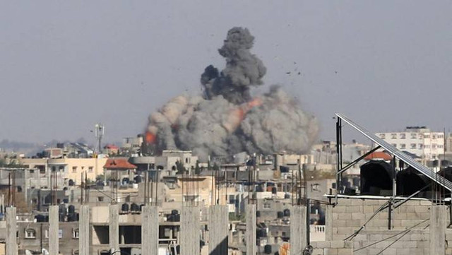 Asap yang membumbung tinggi akibat bombardir Israel ke Rafah di selatan Jalur Gaza, Senin (6/5/2024). (REUTERS/Hatem Khaled)