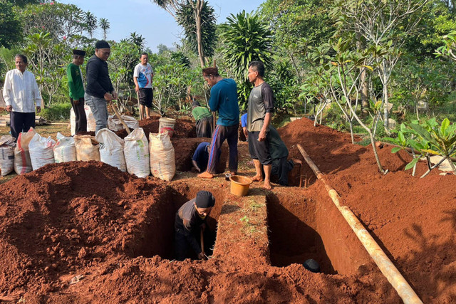 TPU Parung Bingung siapkan enam liang lahat untuk pemakaman korban kecelakaan maut rombongan bus pelajar SMK Lingga Kencana, Minggu (12/5/2024).  Foto: Dok. kumparan