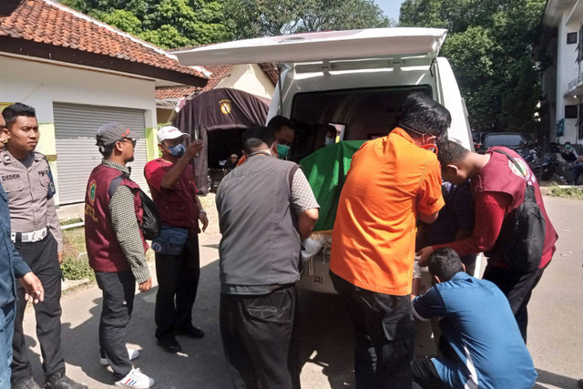 Proses pemulangan jenazah kecelakaan dari RSUD Subang, Minggu (12/5/2024). Foto: Dok. kumparan