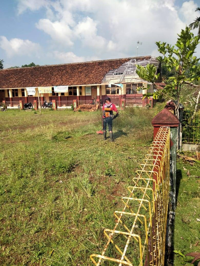 Pemebersihan ilalang di sekolah terpencil (Dok: pribadi)