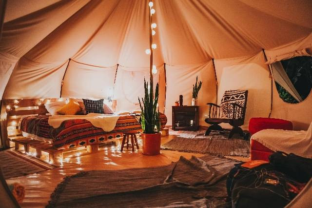 Glamping di Lembang, foto hanya ilustrasi, bukan gambar sebenarnya, Pexels/Matheus Bertelli