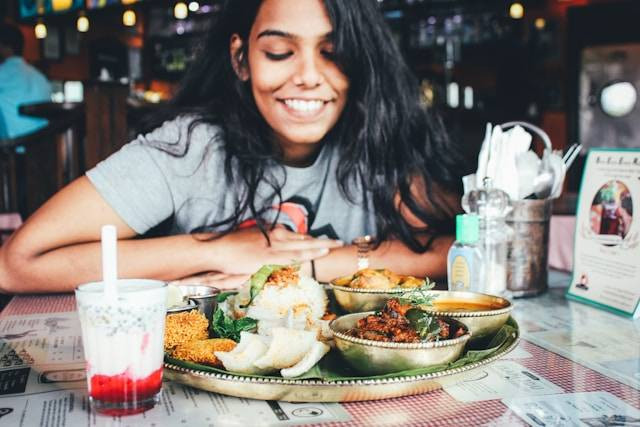 Pecel lele enak di jakarta barat, Foto hanya ilustrasi, bukan gambar sebenarnya. Sumber foto: Unsplash/Outcast India