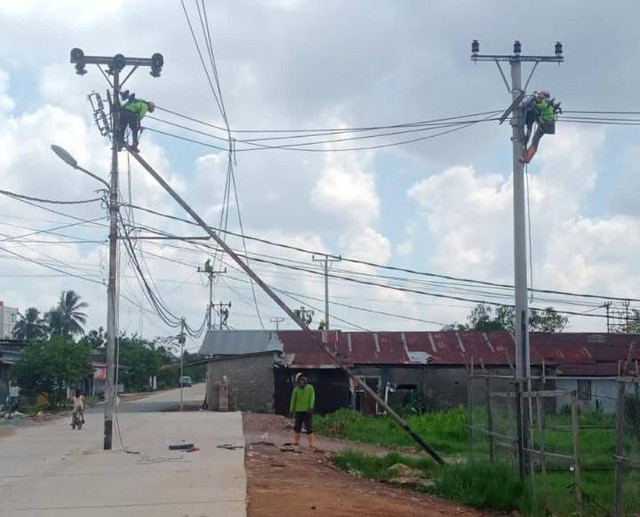 Petugas PLN melakukan pemindahan tiang listrik. Foto: Dok. PLN Kalbar