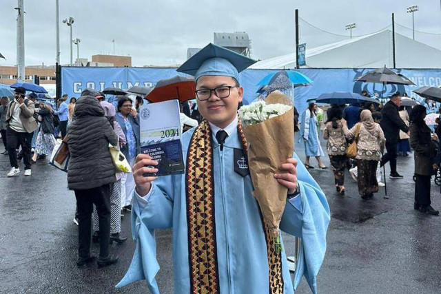 Ilham Sanjaya saat wisuda menggunakan Tapis Lampung | Foto: Ilham Sanjaya