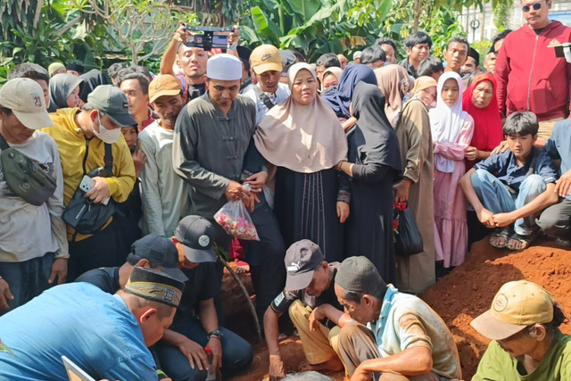 Suasana prosesi pemakaman jenazah Dimas Aditya, salah satu korban kecelakaan bus yang melibatkan rombongan SMK Lingga Kencana Depok, di TPU Parung Bingung, Depok, Jawa Barat, Minggu (12/5/2024). Foto: Fadhil Pramudya/kumparan