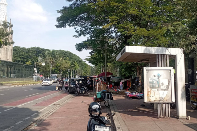 Suasana lokasi parkir mobil di luar kawasan Masjid Istiqlal, Jakarta Pusat, Minggu (12/5/2024). Foto: Fadlan Nuril Fahmi/kumparan