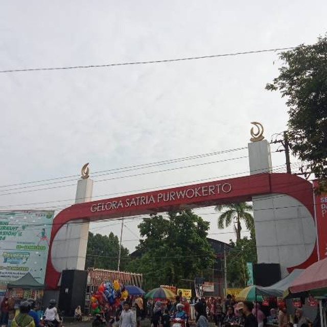 Depan Gedung Gelora Satria Purwokerto. Sumber: dokumentasi penulis. 12/05/2024