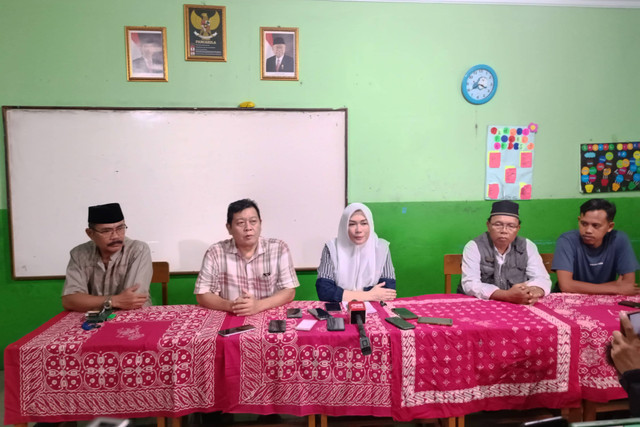 Konferensi pers pihak Yayasan Kesejahteraan Sosial (YKS) yang menaungi SMK Lingga Kencana, terkait kecelakaan bus yang melibatkan rombongan pelajar dan guru SMK Lingga Kencana, Depok, Jawa Barat, Minggu (12/5/2024). Foto: Fadhil Pramudya/kumparan