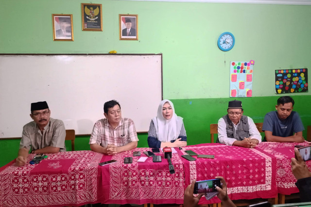 Konferensi pers pihak Yayasan Kesejahteraan Sosial (YKS) yang menaungi SMK Lingga Kencana, terkait kecelakaan bus yang melibatkan rombongan pelajar dan guru SMK Lingga Kencana, Depok, Jawa Barat, Minggu (12/5/2024). Foto: Fadhil Pramudya/kumparan