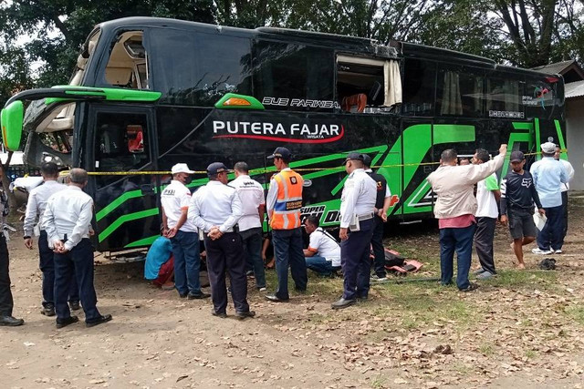 Tim KNKT melakukan inspeksi terhadap bus Putera Fajar yang mengalami kecelakaan maut di Ciater, Subang. Foto: kumparan