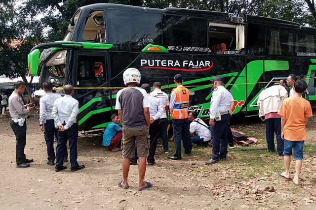 Tim KNKT melakukan inspeksi terhadap bus Putera Fajar yang mengalami kecelakaan maut di Ciater, Subang. Foto: kumparan