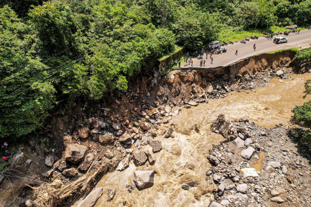 Foto udara kondisi jalan nasional yang putus di kawasan Silaiang, Tanah Datar, Sumatera Barat, Minggu (12/5/2024).  Foto: Beni Wijaya/ANTARA FOTO