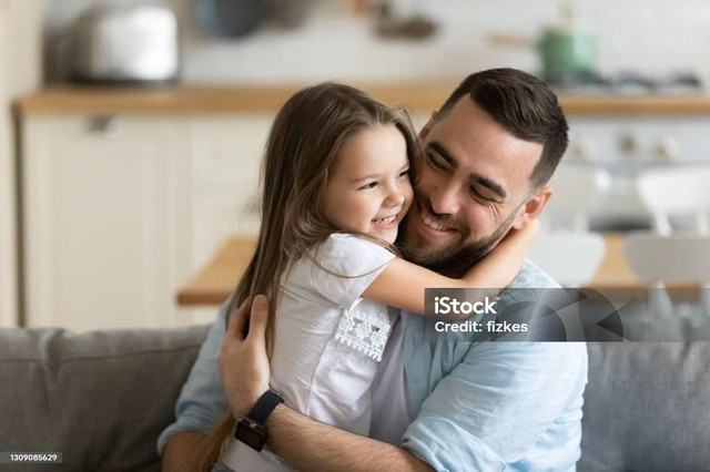 https://www.istockphoto.com/id/foto/close-up-tersenyum-mencintai-ayah-muda-memeluk-putri-kecil-yang-menggemaskan-gm1309085629-398907913 - Peran Penting Ayah dalam Kecerdasan Emosional Anak.