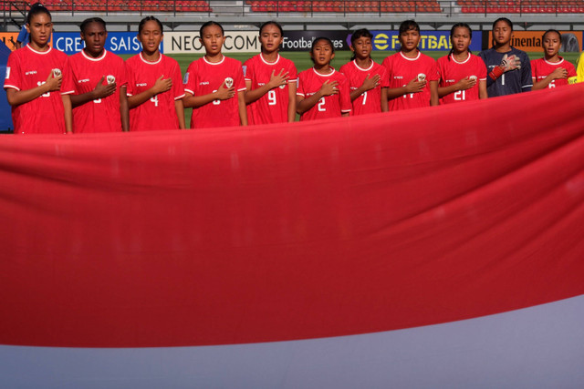 Pemain Timnas Wanita Indonesia Putri U-17 menyanyikan lagu Indonesia Raya sebelum pertandingan melawan Timnas Wanita Korea Utara U-17 pada Grup A Piala Asia Putri U-17 2024 di Stadion Kapten I Wayan Dipta Gianyar, Bali, Minggu (12/5/2024).  Foto: Nyoman Hendra Wibowo/ANTARA FOTO