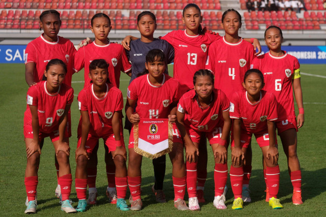 Pemain Timnas Wanita Indonesia Putri U-17 foto bersama sebelum pertandingan melawan Timnas Wanita Korea Utara U-17 pada Grup A Piala Asia Putri U-17 2024 di Stadion Kapten I Wayan Dipta Gianyar, Bali, Minggu (12/5/2024).  Foto: Nyoman Hendra Wibowo/ANTARA FOTO