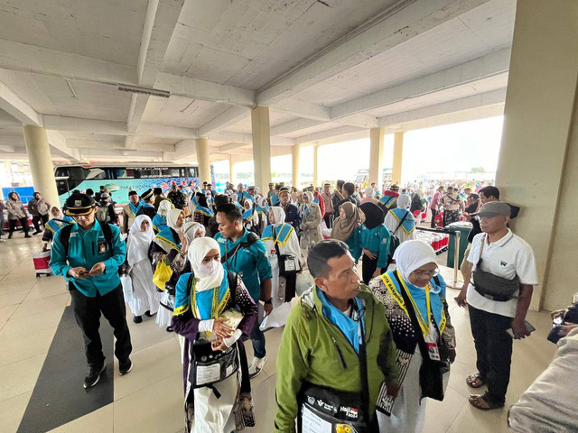 Jemaah Calon Haji asal Kota Bandung tiba di Embarkasi Kertajati. (12/5). Foto: Ciremaitoday