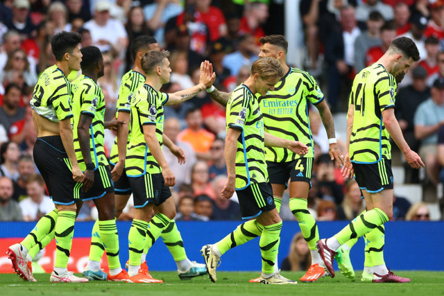 Selebrasi pemain Arsenal usai mencetak gol ke gawang Manchester United pada pertandingan lanjutan Liga Inggris di Old Trafford, Manchester, Inggris, Minggu (12/5/2024). Foto: Carl Recine/REUTERS