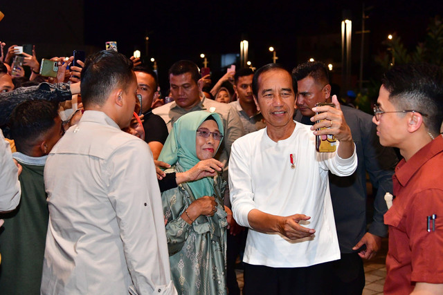 Presiden Joko Widodo menyapa warga di pusat perbelanjaan The Park, Kota Kendari, Provinsi Sulawesi Tenggara, Minggu (12/5/2024). Foto: Vico/Biro Pers Sekretariat Presiden