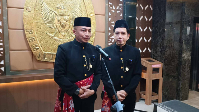 Bacagub DKI, Dharma Pongrekun dan Bacawagub DKI, Kun Wardana Abyoto menyambangi kantor KPU DKI Jakarta, Jakarta Pusat, Minggu (12/5) malam.  Foto: Fadlan Nuril Fahmi/kumparan