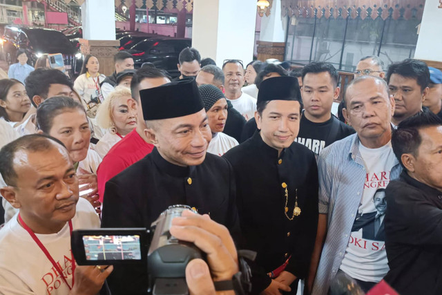 Bacagub DKI, Dharma Pongrekun dan Bacawagub DKI, Kun Wardana Abyoto menyambangi kantor KPU DKI Jakarta, Jakarta Pusat, Minggu (12/5/2024). Foto: Fadlan Nuril Fahmi/kumparan