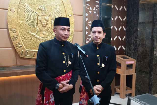 Bacagub DKI, Dharma Pongrekun dan Bacawagub DKI, Kun Wardana Abyoto menyambangi kantor KPU DKI Jakarta, Jakarta Pusat, Minggu (12/5/2024). Foto: Fadlan Nuril Fahmi/kumparan