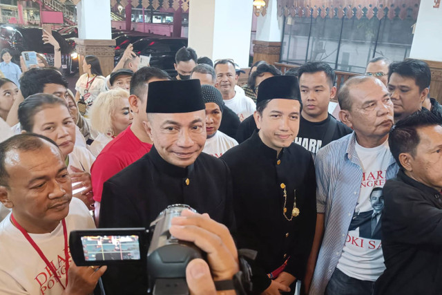 Bacagub DKI, Dharma Pongrekun dan Bacawagub DKI, Kun Wardana Abyoto menyambangi kantor KPU DKI Jakarta, Jakarta Pusat, Minggu (12/5/2024). Foto: Fadlan Nuril Fahmi/kumparan