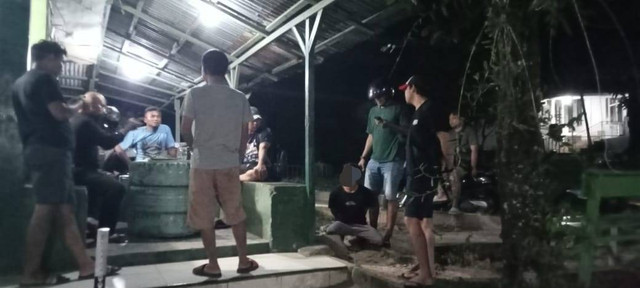 Pelaku curanmor saat ditangkap Personel Polres Landak. Foto: Dok. Polda Kalbar
