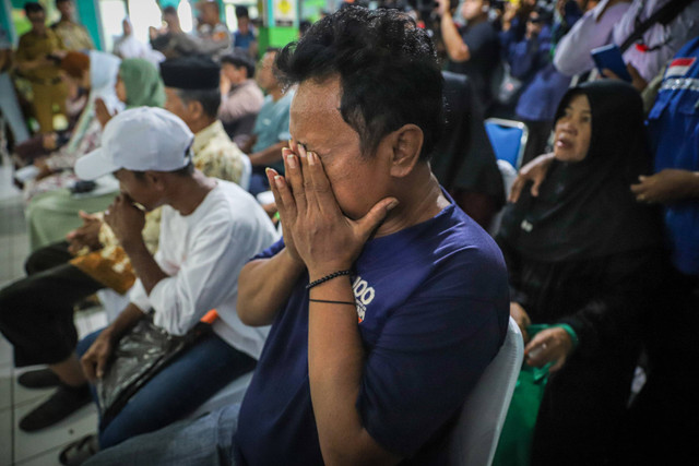 Tangis keluarga korban kecelakaan bus rombongan SMK Lingga Kencana Depok, Senin (13/5/2024). Foto: Iqbal Firdaus/kumparan