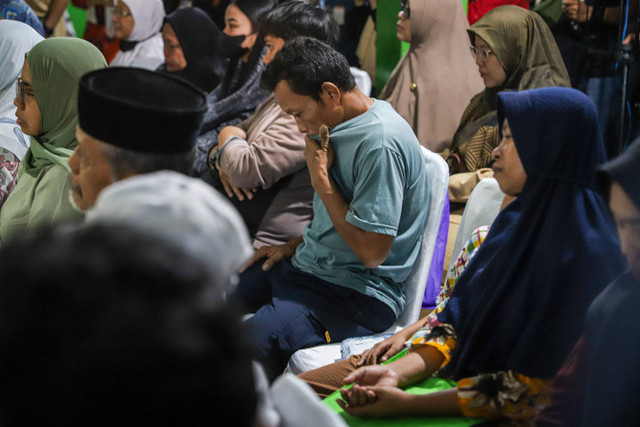 Keluarga korban kecelakaan bus maut dan ahli waris menghadiri pemberian bantuan secara simbolis Jasa Raharja di SMK Lingga Kencana, Depok, Senin (13/5/2024). Foto: Iqbal Firdaus/kumparan