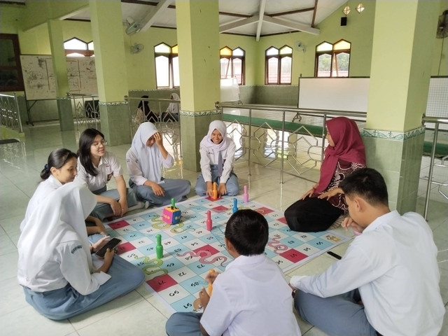 Mahasiswa Universitas Ahmad Dahlan (UAD) lakukan bimbingan kelompok dengan permainan monolaga (Dok. Istimewa)