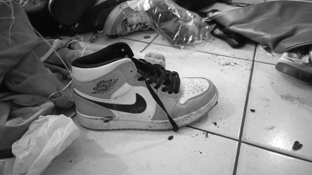 Sepatu merek Nike milik korban kecelakaan bus maut di Subang. Sepatu ini dikumpulkan di SMK Lingga Kencana, Depok, Senin (13/5/2024). Foto: Thomas Bosco/kumparan