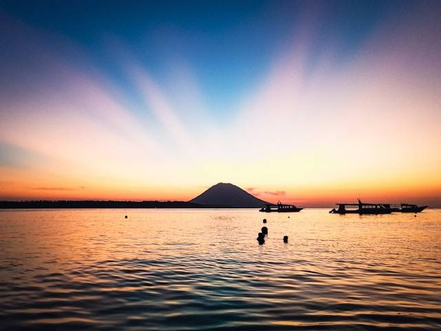 Tomini Bay Sulawesi Utara. Foto hanyalah ilustrasi, bukan tempat yang sebenarnya. Sumber: Unsplash/Dimitry B