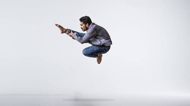 Ilustrasi awalan lompat jongkok adalah. Sumber foto: Pixabay.com