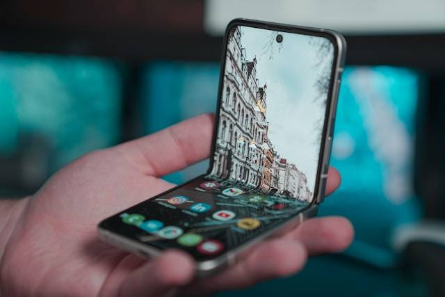 Samsung Z Flip 4 adalah salah satu jenis HP lipat yang diproduksi oleh Samsung. Foto: Pexels.com