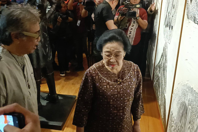 Ketua Umum PDIP, Megawati Soekarnoputri menyambangi pameran seni rupa bertajuk "Melik Nggendong Lali" karya Butet Kertaradjasa di Galeri Indonesia Nasional, Jakarta Pusat, Senin (13/5/2024). Foto: Zamachsyari/kumparan