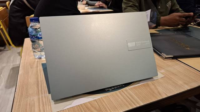 Asus Vivobook Go 14 (E1404G). Foto: Muhammad Fikrie/kumparan