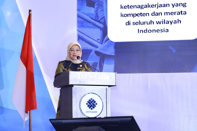 Menteri Ketenagakerjaan, Ida Fauziyah dalam kegiatan Pengembangan Kompetensi Ketenagakerjaan Pemerintah Pusat dan Pemerintah Daerah melalui Mekanisme Kerja Sama Internasional di Jakarta, Senin (13/5/2024). Foto: Dok. Kemnaker