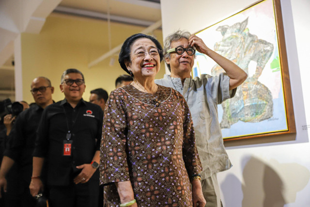 Ketua Umum PDIP, Megawati Soekarnoputri menyambangi pameran seni rupa bertajuk "Melik Nggendong Lali" karya Butet Kertaradjasa di Galeri Indonesia Nasional, Jakarta Pusat, Senin (13/5/2024). Foto: Iqbal Firdaus/kumparan