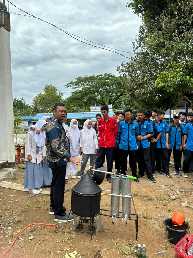 Sosialisasi pengelolaan sampah plastik menjadi bahan bakar alternatif. Foto: Dok. Universitas Muhammadiyah Pontianak