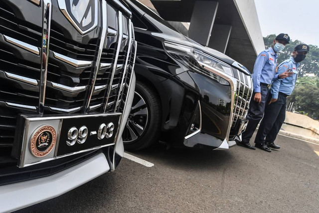 Kendaraan dengan pelat nomor khusus anggota DPR terparkir di Kompleks Parlemen, Senayan, Jakarta, Senin (24/5). Foto: Muhammad Adimaja/ANTARA FOTO