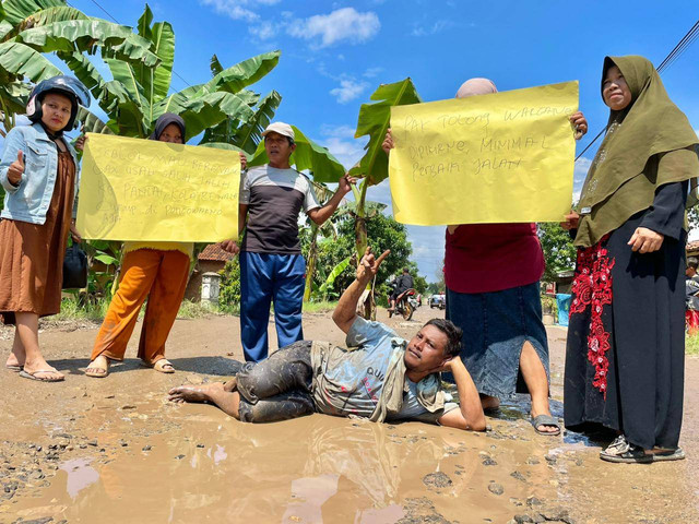 Warga Desa Ponco Warno protes  jalan rusak, Senin (13/5/2024) | Foto: Lampung Geh