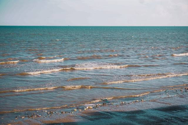 Pantai Tanah Merah Tanjung Harapan. Foto hanyalah ilustrasi, bukan tempat yang sebenarnya. Sumber: Unsplash/Fawwaz Ali