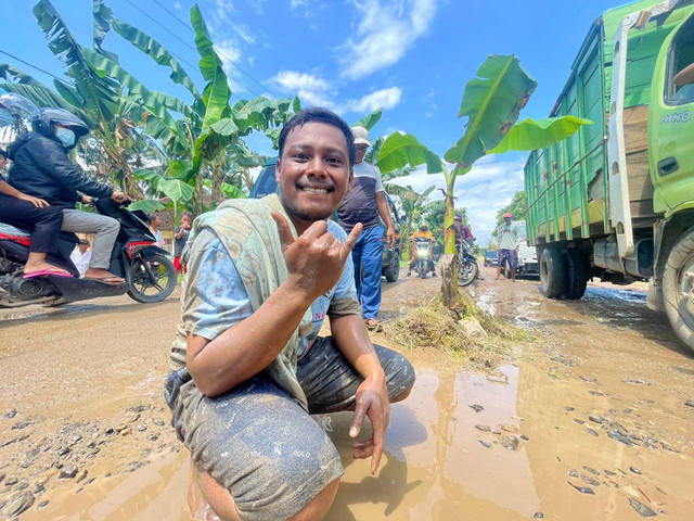 Warga Desa Ponco Warno protes  jalan rusak, Senin (13/5/2024) | Foto: Lampung Geh